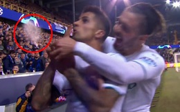 Dàn sao Man City bị fan Club Brugge ném ly nhựa tới tấp khi đang ăn mừng bàn thắng