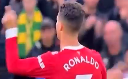 Đoạn clip lạ cho thấy Ronaldo khua chân múa tay đầy khó hiểu khi MU liên tiếp lĩnh bàn thua