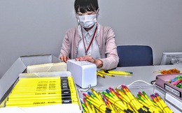 Công chức Nhật Bản cuống cuồng gọt bút chì để chuẩn bị cho ngày bầu cử