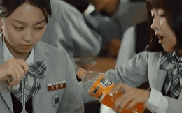 Bị bạn học ép ăn cơm với nước soda cam, nữ sinh phim Hàn này đã có cú đáp trả trò bắt nạt khiến ai nấy &quot;đã cái nư&quot;!