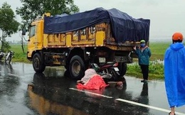 Trên đường về quê gặp mưa to, người đàn ông tông vào xe tải đang dừng 