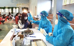 Học sinh lớp 12 ở Nghệ An bắt đầu được tiêm vắc xin Covid-19