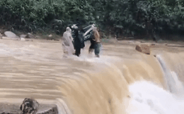 Clip: Thót tim cảnh người dân khiêng xe máy vượt dòng thác lũ để về nhà