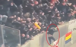 Fan Feyenoord ăn mừng nhiệt tới mức... rơi thẳng từ khán đài xuống đất