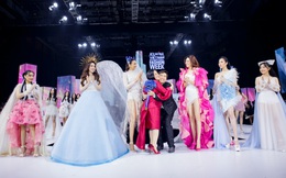 Hoa hậu Áo dài Hoàng Dung catwalk mở màn tại Vietnam International Fashion Week 2021