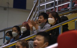 Không thi đấu, Thu Nhi có mặt trên khán đài cổ vũ đàn em tại giải vô địch boxing toàn quốc