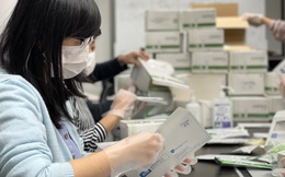 Doanh nghiệp tại Nhật tặng hơn 1.000 bộ xét nghiệm nhanh Covid-19 cho kiều bào Việt Nam