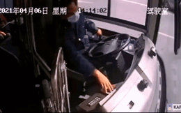 Video: Tài xế xe bus đột ngột ngất xỉu khi đang lái xe trên đường, phản ứng đặc biệt 1 giây trước đó nhận cơn mưa khen ngợi
