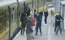 Nhóm thanh niên gây phẫn nộ khi trêu đùa khiến một cô gái rơi xuống đường ray tàu, thủ phạm được cho là những cầu thủ trẻ 