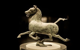 Vì sao bức tượng ngựa phi từng là biểu tượng du lịch Trung Quốc không bao giờ có ảnh chụp chính diện? 