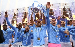 Pep Guardiola nhận nụ hôn bất ngờ và rớm nước mắt khi nhắc tới học trò trong ngày được trao cúp vô địch Ngoại hạng Anh