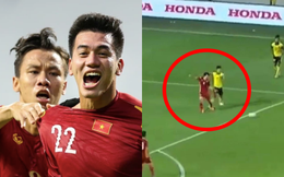 Văn Toàn bị CĐV Malaysia &quot;tấn công&quot; dữ dội khi giúp Việt Nam có penalty chỉ sau 1 phút vào sân