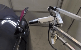 Sở hữu xe Tesla mà phải tự tay cắm sạc thật &quot;kém sang&quot;, anh chàng tự làm luôn sạc tự động cho ngầu