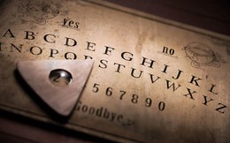 Bí ẩn xoay quanh trò chơi Ouija và vụ án mạng cầu cơ