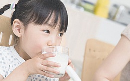 Cho rằng con gái uống sữa mỗi ngày khiến ngực nổi cục, dậy thì sớm nhưng nghe bác sĩ giải thích, người mẹ lại cảm thấy xấu hổ vì điều này