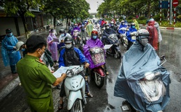 Đội mưa đi làm, nhiều người ngậm ngùi &quot;quay xe&quot; vì thiếu giấy xác nhận lịch trực, lịch làm việc