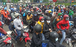 Hàng trăm người lỉnh kỉnh đồ đạc, đi xe máy rời Tp. HCM, công an ra sức vận động quay lại nơi tạm trú