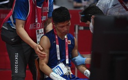 Võ sĩ Nhật Bản phải rời khỏi sàn đấu trên xe lăn sau chiến thắng gây tranh cãi tại Olympic Tokyo
