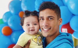 Khoảnh khắc đáng yêu: Varane vừa cho con ăn, vừa xem MU đại thắng Everton 4-0