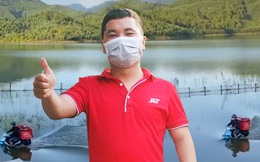 Shipper vượt &quot;biển nước&quot; đi giao hàng khiến dân mạng chú ý