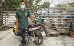 Đi xe máy hơn 1.500km ra Hà Nội, 2 bố con ăn ngủ tại chốt Cầu Giẽ chờ người đưa đi cách ly