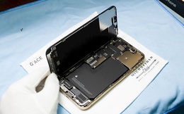 Hình ảnh &quot;mổ bụng&quot; chiếc iPhone 13 Pro Max đầu tiên tại Việt Nam, bên trong chiếc smartphone xịn xò này có gì?