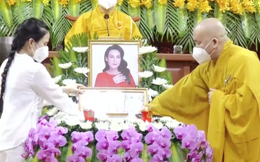 Chạnh lòng khoảnh khắc con gái nuôi của Phi Nhung thay mẹ nhận bằng tuyên dương trong lễ cầu siêu