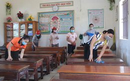 Thầy cô hối hả dọn trường lớp chuẩn bị ngày đón học sinh sau lũ