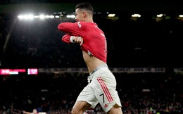 Fan MU phấn khích, bắt chước điệu ăn mừng của Ronaldo sau trận đấu