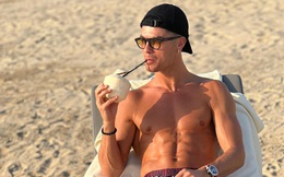 Ronaldo khoe body thư giãn cực &quot;mlem&quot;, bạn gái kêu nhớ bằng combo ảnh &quot;mlem&quot; không kém