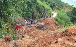 Con đường độc đạo bị lũ cuốn phăng, hàng trăm người cùng nhau ra cào bún, vá đường 