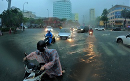 Clip, ảnh: Đường phố Đà Nẵng thành sông sau mưa, người dân dắt xe bì bõm về nhà