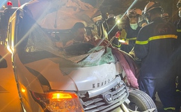 Hà Nội: Cảnh sát cắt cabin, cứu nam thanh niên mắc kẹt trong ô tô bẹp dúm