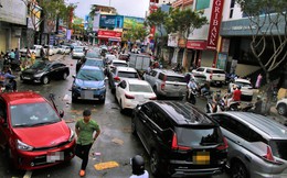 Ảnh: Hàng loạt ô tô "mắc cạn" sau trận mưa lịch sử tại Đà Nẵng