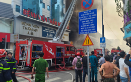 TP.HCM: Cháy lớn tại quán bar gần chợ Bến Thành, khói bốc lên nghi ngút