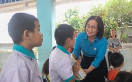 Hơn 1,1 tỷ đồng hỗ trợ sách vở cho học sinh Đà Nẵng sau mưa lũ