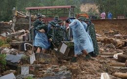 Ảnh: Bộ đội &quot;dầm mưa&quot; bới đất, hất đá tìm từng ngôi mộ bị vùi lấp ở Đà Nẵng
