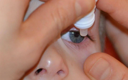 Cậu bé 10 tuổi suýt bị mù vì dùng thuốc nhỏ mắt sai cách