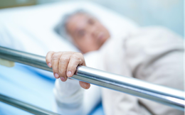 Hành trình chăm sóc vết loét tỳ đè cho mẹ già nằm liệt giường vì ung thư