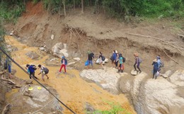 Lũ cuốn mất đường, giáo viên gùi lương thực trèo đèo lội suối đến trường học