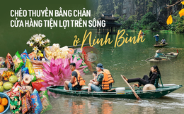 Du khách nước ngoài ngạc nhiên trước cảnh chèo thuyền bằng chân và bánh kẹo được bán trên sông ở Ninh Bình