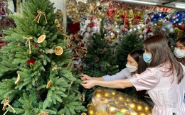 Phố Giáng sinh lớn nhất ở TP.HCM nhộn nhịp người mua sắm 