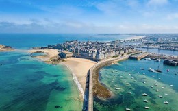 Giải mã phố cảng độc nhất châu Âu, nơi những con sóng cao hơn tòa nhà, cất giữ tinh túy nước Pháp dưới lòng biển