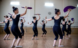 Cận cảnh quá trình khổ luyện của những diễn viên múa ở Hà Nội: Làm quen với nỗi đau, mồ hôi và nước mắt