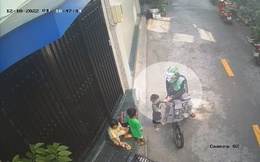 Clip: Đang chơi trước nhà, bé trai 4 tuổi bị nam thanh niên lột lắc vàng