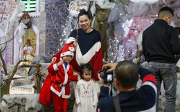 Sợ “dính” mưa đêm Noel, giới trẻ Đà Nẵng xuống phố đón Giáng sinh sớm một ngày