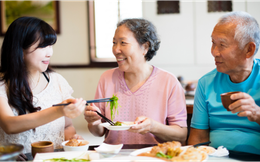 Chăm sóc bữa ăn cho bố mẹ già: Bỏ công không bằng đúng cách