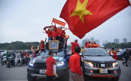 Cổ động viên khắp nơi đổ về sân Mỹ Đình trong trận đấu giữa Việt Nam và Malaysia