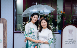 Sau đám cưới nên thơ, Hoa hậu Ngọc Hân xuất hiện bên mẹ trong sự kiện &quot;Thanh Xuân Là Đây&quot;