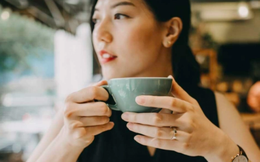 4 thói quen vào buổi sáng của nhiều người còn hại gan hơn uống rượu